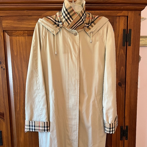 BURBERRY Vintage Raincoat w/Hood - Picture 6 of 16